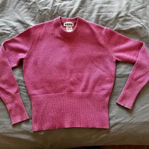 Glittrig och supersnygg rosa tröja i mycket gott skick.  Hope Lynx sweater, lammullsblandning