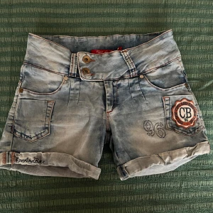 Lågmidjade shorts  - Lågmidjade shorts som verkligen är jätte snygga.