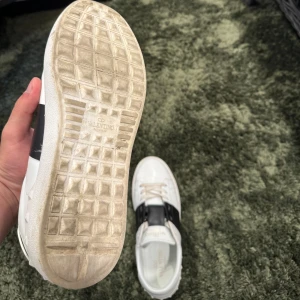 Valentino Skor - Tjo säljer dessa otroligt snygga Valentinos för ett fint pris! Skorna är använda ett par gånger! Skick 9/10 🙌 Box och valentino påse tillkommer, ingen aning om dem är äkta därav priset, ej fast! 🤝