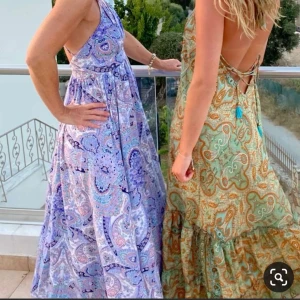 Strand klänning  - Säljer denna  klänning med sånt fint mönster som är perfekt till sommaren eller om man ska utomlands. 🤩🤩(bilderna är lånade)💕