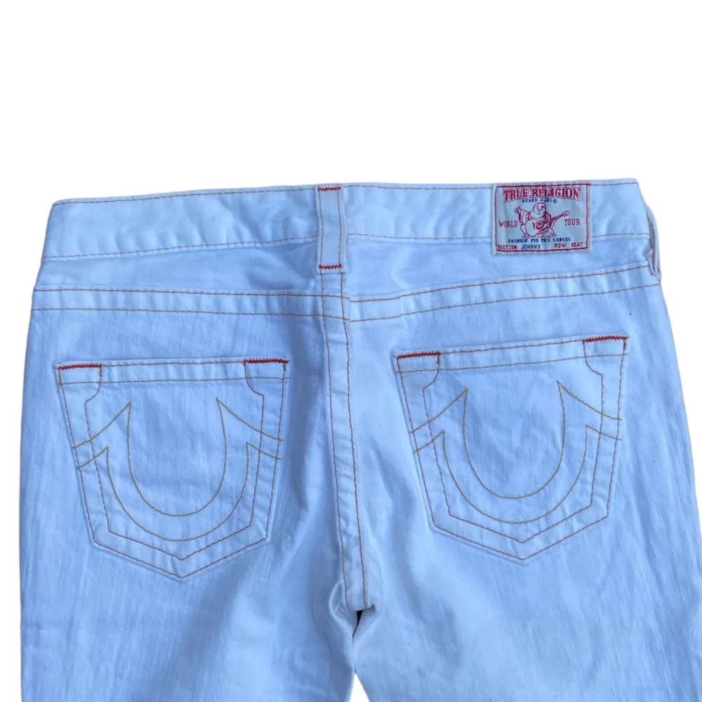 As feta vita true religion jeans i storlek 30 🔥 dom är i bra skick men är lite smutsiga längst ner på benet. Skriv om du har några funderingar . Jeans & Byxor.