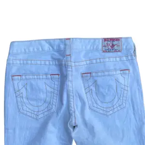 As feta vita true religion jeans i storlek 30 🔥 dom är i bra skick men är lite smutsiga längst ner på benet. Skriv om du har några funderingar 