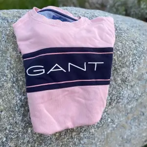 Säljer nu min fina rosa GANT tröja. Den är i väldigt fint skick och inte så mycket använd. Storlek 13-14 år men passar mig som var 10 när jag fick den också. 🌸
