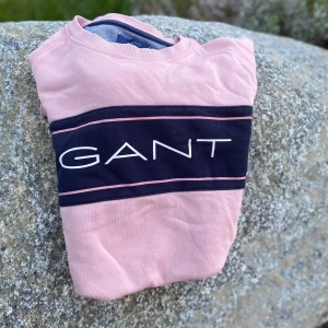 Gant tröja  - Säljer nu min fina rosa GANT tröja. Den är i väldigt fint skick och inte så mycket använd. Storlek 13-14 år men passar mig som var 10 när jag fick den också. 🌸