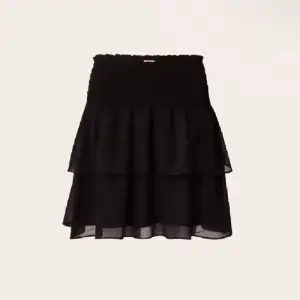 Jättefin kjol från Chelsea säljer då den inte kommer till användning. Pytteliten defekt på andra volangen men inget märkvärdigt, annars fint skick💕😇