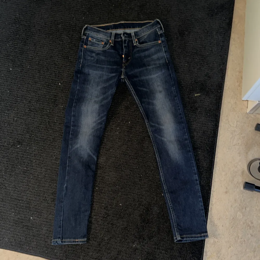 Ett par Levi’s jeans i storlek 28. Jeans & Byxor.