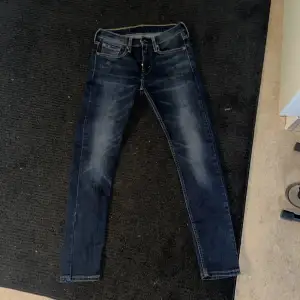 Ett par Levi’s jeans i storlek 28
