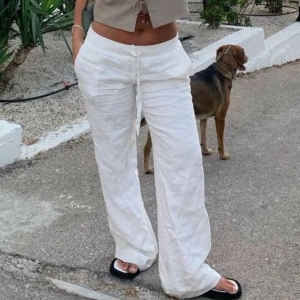 Alobha label linnebyxor  - Säljer nu mina alobha label linne byxor, jätte fina förutom en liten fläck (se bild 3) annars är dom fina. Kostar 1000kr nya💕 skriv för bild på 