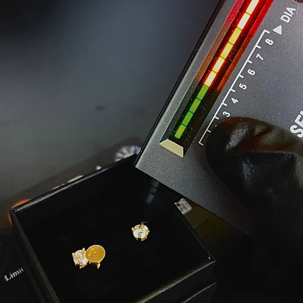 Mycket exklusiva och lyxiga örhängen tillverkade i äkta 14K Guldförgyllt 925 silver med varsin äkta Moissanite-Diamant på 0.5ct var. Passerar diamant-testare! Stämplade 925. Medföljer smyckesask och certifikat!. Accessoarer.