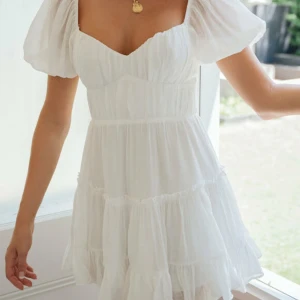 Studentklänning  - Säljer denna super fina studentklänning som jag köpte förra året men valde en annan, den här är alltså oanvänd!  Storlek xs som är slutsåld på hemsidan! 