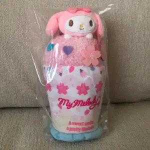 My Melody Sakura plushie med förvaring! Finns en dragkedja på baksidan. OÖPPNAD!