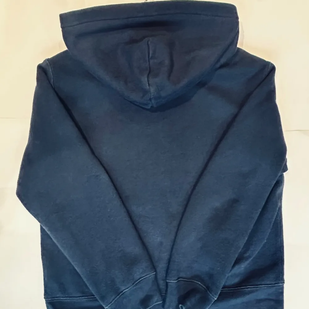 Fin Ralph louren hoodie original asså äkta, köpt för 1,195kr. snygg till sommaren och Fint skick enligt bilder/ inga fläckar på tröjan. . Hoodies.