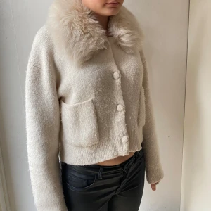 Zara kofta  - Zara kofta i stolek s,super fin kofta som även går att ha som vår jacka. Pälsen går även att ta av. i super fint skick förutom en liten fläck bakom en knapp (kolla bild 4)syns inte så mycket (tycker jag)kom privat för mer bilder, slutsåld🤍krämvit 