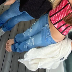 Lågmidjade jeans  - Säljer dessa skit snygga lågmidjade jeansen då dom inte kommer till användning 😍Jättebra skick❣️Midjemåttet=38/39 Innerbenslängd=71