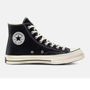 Säljer mina Converse - Chuck 70 svart high Säljer skorna då dem tyvärr är för smala för mina fötter, endast använda 1 gång! Storlek: 35 CM:22 Nypris: 1019kr