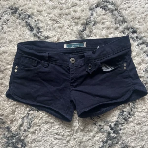 Lågmidjade shorts  - Lågmidjade shorts i storlek S men passar mig som är S/M🩷