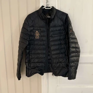 Mörkblå Puffjacka - Superfin jacka storlek S perfekt till sommarkvällar