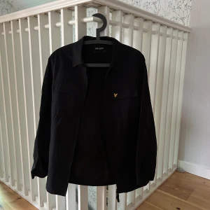 Lyle And Scott Overshirt - Säljer denna snygga svarta overshirt från Lyle and Scott Strl S Inte alls mycket använd Hör av er kring frågor/bilder🙌🏽