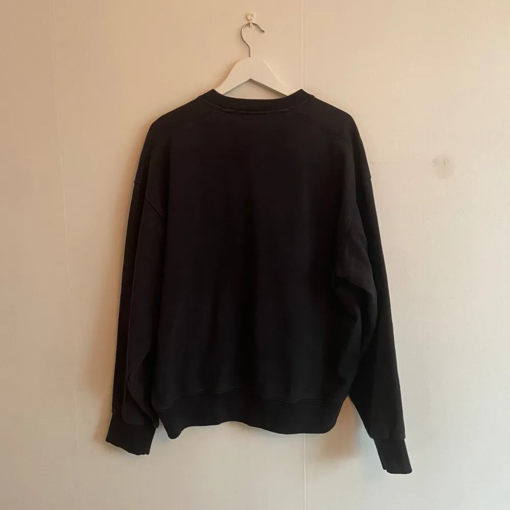 Den perfekta tröjan, casual och stilren. Faded black. Nyskick. Nypris: 850. Tröjor & Koftor.
