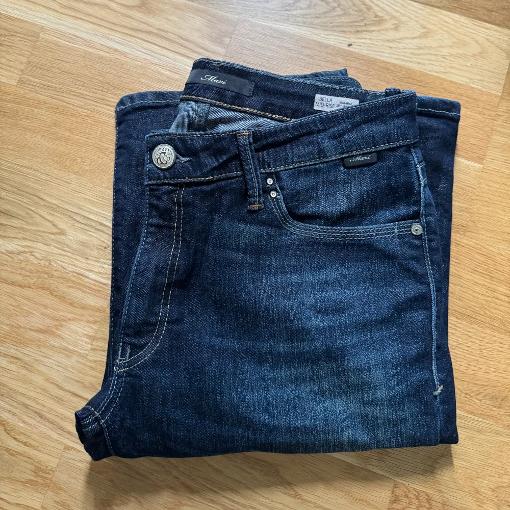 Ett par mörkblå, lågmidjade bootcut jeans från Mavi, Zalando. De heter ”Bella Midrise bootcut”. Väldigt fina i kvaliteten och bra skick förutom lite slitningar vid fötterna (sista bilden). Innerbenslängden 88cm. Ordinariepris 629kr. Jeans & Byxor.