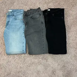 3 par flared jeans från Gina Tricot. Jeansen är ”midrise”.Alla är i storlek 36. Originalpris 500kr/st.