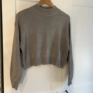 Tunn stickad tröja - Luftig stickad tröja perfekt till kalla sommarkvällar! Från H&M i storlek s.