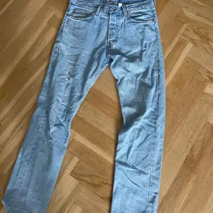 Snygga jeans från weekday som passar till allt men har blivit för små för mig. Storlek W27 L30 skriv om ni har några frågor eller funderingar!