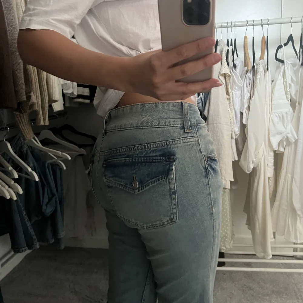 Så snygga lågmidjade jeans från H&M, de är aldrig använda då de va något förkorta för mig. Det står storlek 44 i men, men dom är otroligt små i storleken och passar på mig som vanligtvis är storlek 36/38, se bilder. Jeans & Byxor.