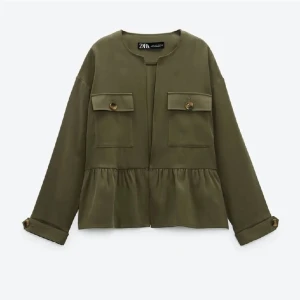 Grön zara jacka  - Säljer denna trendiga zara jackan,fint sckik inga skador❤️strl s, SÄLJS INTE LÄNGRE 