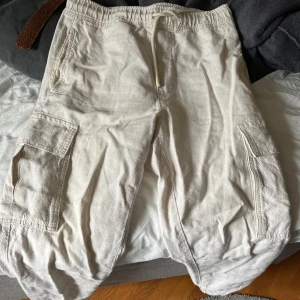Vita linnecargos - Säljer ett par vita linne cargobyxor från Zara. Storlek S. Mycket bra skick, bara använda under en säsong. Säljer pga. att intresse för de inte finns längre. 