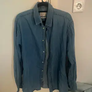 En jeansskjorta herr från Jack & Jones i storlek Large! Jättebra skick. Säljer för 120kr 💙