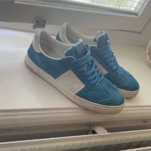 Valentino flycrew ljus blå - Ny skick  Alla knitar är kvar  hör av dig vid frågar hjälper en vän sälja 👋