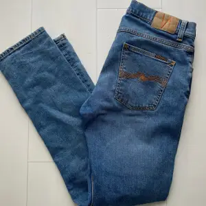 Tja! Säljer nu dessa sjukt snygga å populära nudie jeansen i modellen Lean dean i storlek W33/L32! Jeansen är i grymt bra skick! För mer frågor eller bilder är det bara att skriva!
