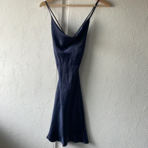 Satin klänning  - Säljer min satin klänning har använd en gång, i mycket bra skick☺️