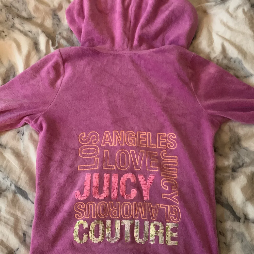 Säljer denna vintage juicy tröjan få den inte längre kmr till användning.. Tröjor & Koftor.
