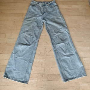 Zara jeans - Hej jag säljer ett par ljusblåa jeans i bra skick och är använda några få gånger