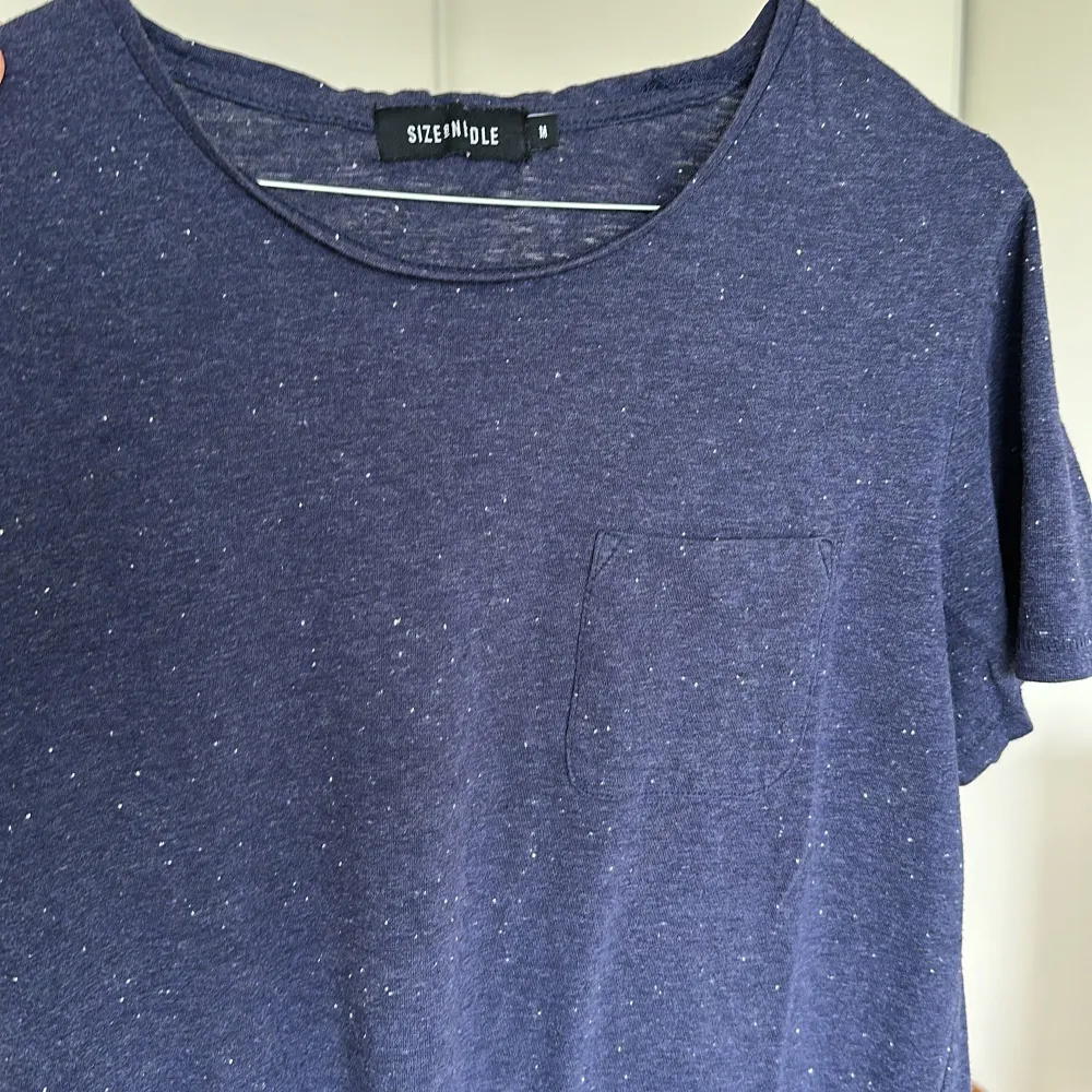 Blå T-shirt storlek Medium  Mycket bra skick, inga tecken på slitagen   60% bomull, 40% elastan. T-shirts.