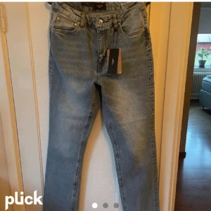 Blåa jeans  - Blåa jeans från Vero Moda i storlek W:28 L:32. De är oanvända och lappen är kvar! Säljer pga att de inte kommer till användning. Nypris 449, pris kan diskuteras vid snabb affär💙