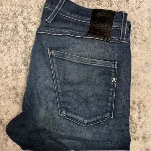Tjena! Säljer dessa feta replay jeans som är i ett väldigt bra skick. Modellen är hyperflex som är ett väldigt najs material. Pris kan disskuteras! 
