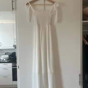 Sommarklänning zara - Lång sommarklänning från Zara. Oanvänd då den är för liten för mig. Super söt. Stl S men skulle säga att den är Xs. Tryck gärna köp nu💗