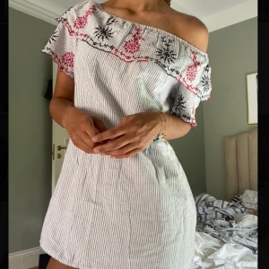 Zara klänning - Såå fin sommarklänning från Zara och är helt i nyskick!! Större barnstorlek så passar Xs 🤩