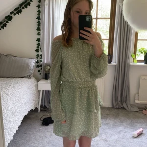 Söt sommarklänning - Sommarklänning från Kappahl. Köpt för ett tag sen men inte använd så mycket utan endast enstaka gånger så inga defekter! Söt till sommaren❤️priset kan diskuteras!