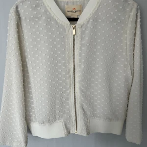 Sommar kofta - Säljer denna supersöt sommar koftan som är ganska tunn men jätte fin att ha över en klänning tex. Skriv angående funderingar💕