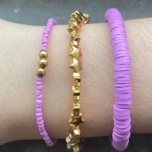 Stjärnfallsset i lila - Alla för 50kr eller… Lila claybeads armbandet för 30kr, lila armbandet med guldkulor för 20kr och armbandet med guldstjärnor för 15kr. Skicka ett sms innan du köper, använd endast ”köp nu” 💘 