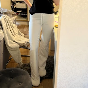 Vita low waist mjukisbyxor från lager 157🫶🏻 - sköna och snygga low waist mjukisbyxor från lager157🩷säljer då jag har flera liknande!!