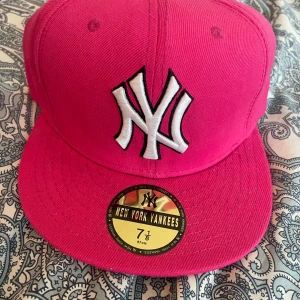 New york yankees  - Finns 2 styckna rosa i storlekarna 57cm och 54cm . Helt oanvända och i bra skick👍 (säljer 100kr styck)