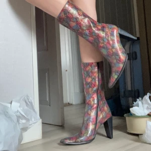Ormskinn klack boots/stövlar -  Super snygga färgglada  klack boots/stövlar i äkta ormskinn 🌟 Lång tå med en platt topp. Verkligen jätte coola och unika i designen och får benen att se så fina ut. Dem är som nya då jag endast använt 1 gång💋