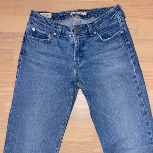 Snygga low/midwaist blåa Levi’s jeans som heter ”low pitch straight” i storlek 25/31. Nypris 1200 kr och väldigt bra skick 💗 tveka inte på att kontakta om ni har frågor! 