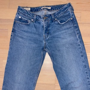 Blåa Levi’s jeans  - Snygga low/midwaist blåa Levi’s jeans som heter ”low pitch straight” i storlek 25/31. Nypris 1200 kr och väldigt bra skick 💗 tveka inte på att kontakta om ni har frågor! 