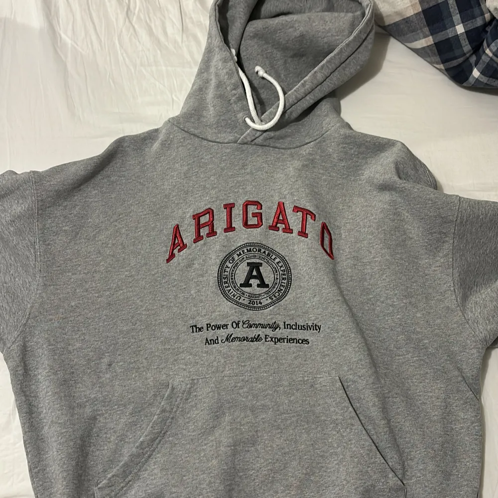 Säljer min arigato hoodie för den är för liten, ny pris 2200kr är i bra skick utan några skador. Skriv om ni har några funderingar.. Hoodies.